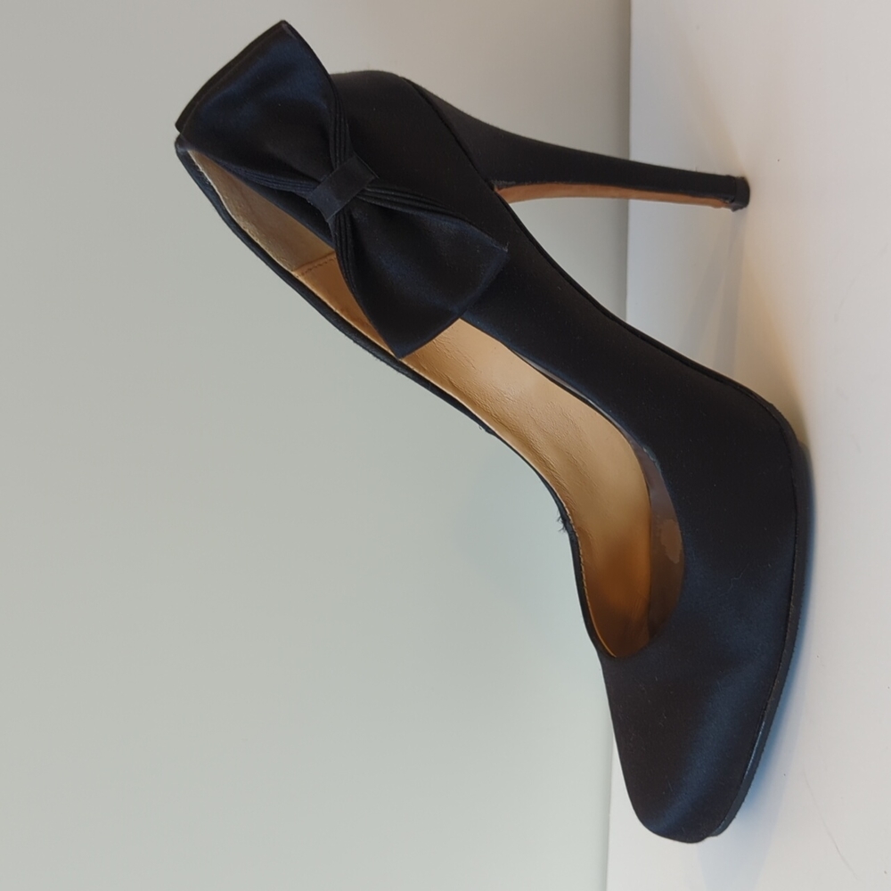 Badgley Mischka size 8.5 black satin pump with bow